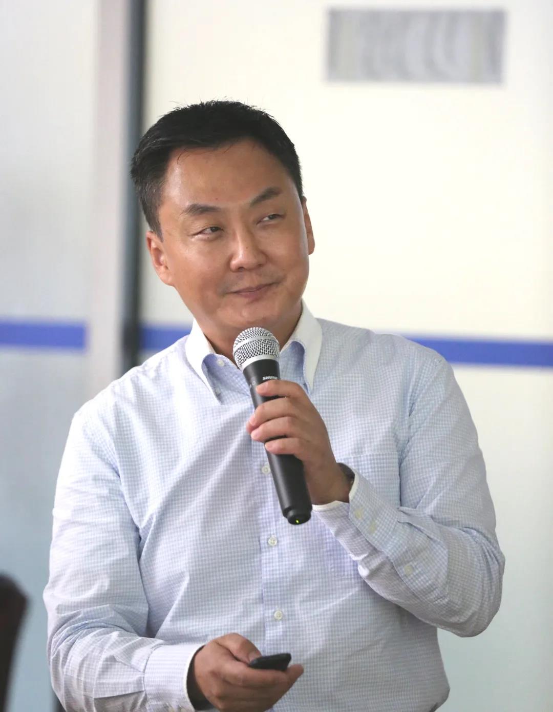 中國(guó)電子信息博覽會(huì)負(fù)責(zé)人、深圳市平板顯示行業(yè)協(xié)會(huì)副會(huì)長(zhǎng)兼秘書(shū)長(zhǎng)郭灝明介紹電博會(huì)籌備情況
